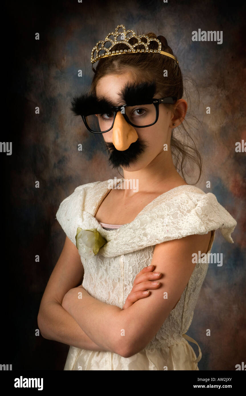 junges Mädchen Dress mit Maske oder Verkleidung spielen Stockfoto