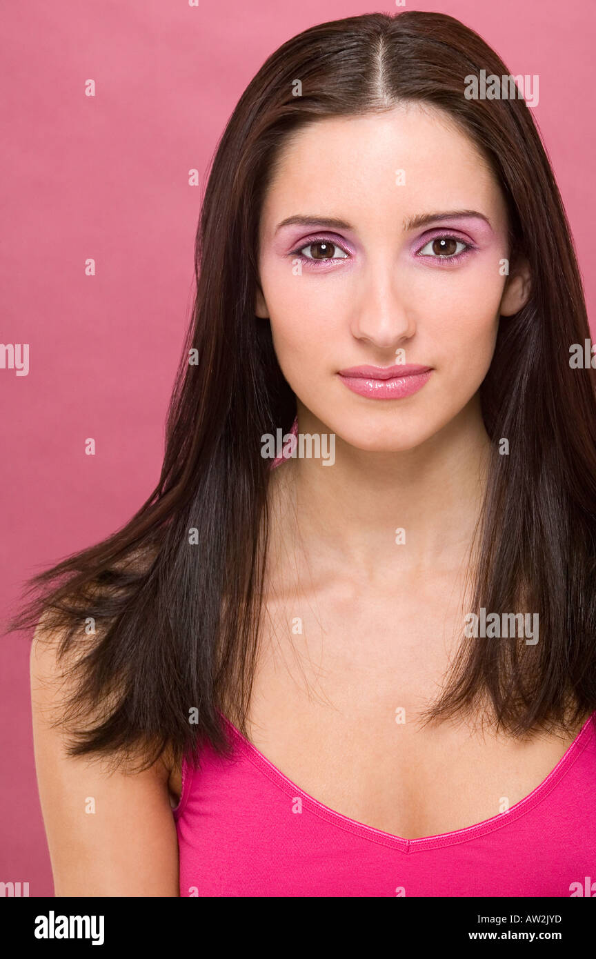 Hispanic Frau trägt rosa Lippenstift Stockfoto