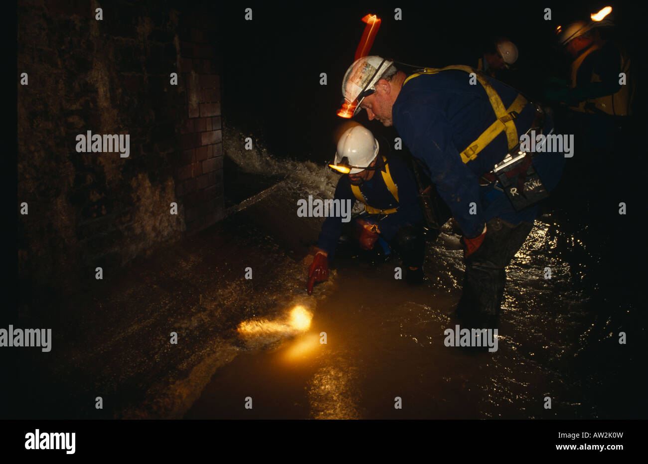 Thames Water Arbeiter inspizieren Fettdepots aus Restaurants in Flotte Abwasserkanalisation unter der Londoner Straßen bei Blackfriars. Stockfoto