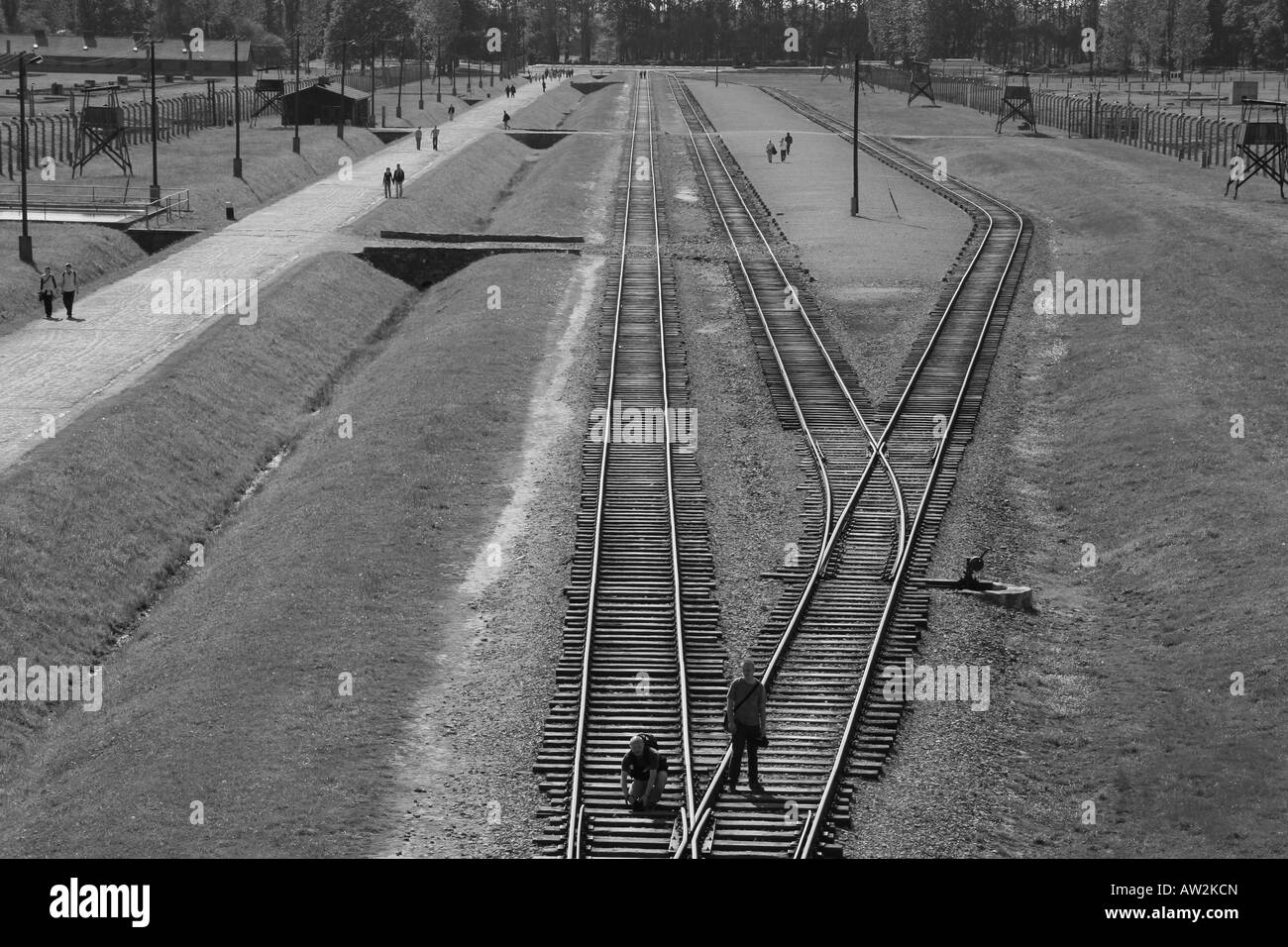Die Bahngleise in die ehemaligen Konzentrationslager in Auschwitz-Birkenau, Oswiecim, Polen. Stockfoto