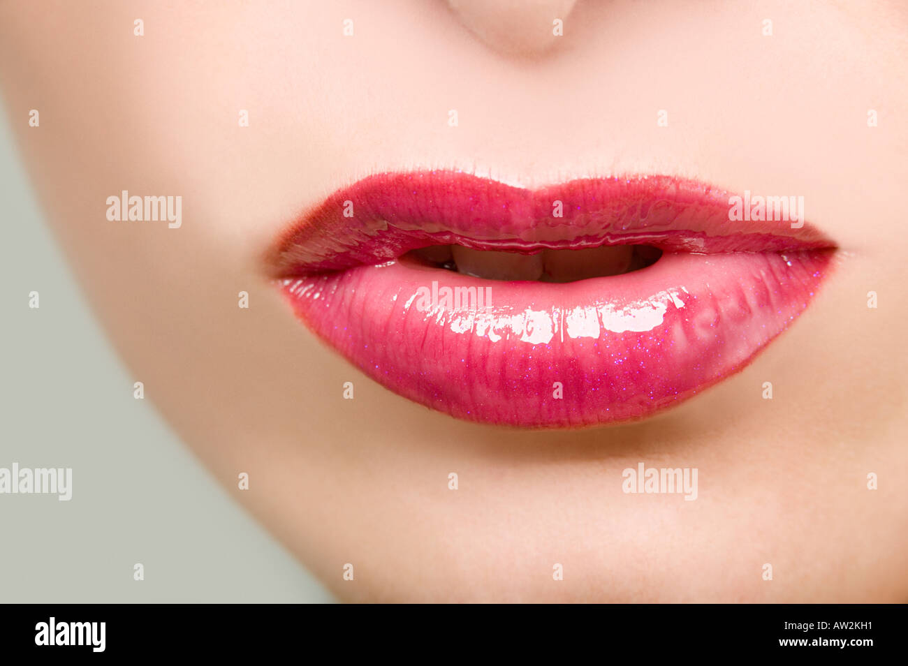 Frau trägt rosa Lippenstift Stockfoto