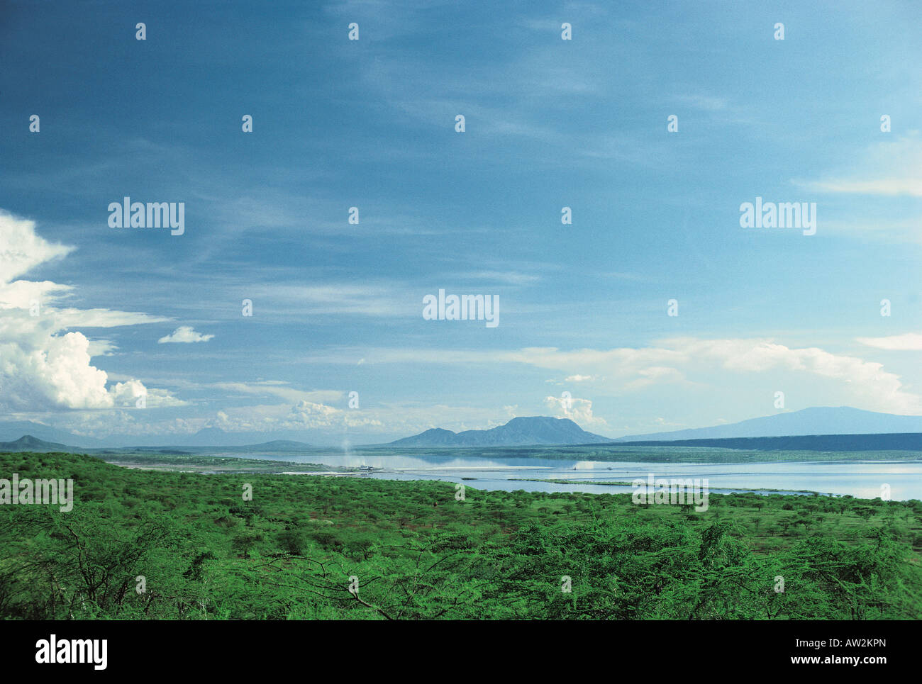 Lake Magadi Kenia Ostafrika In der Ferne ist Mount Shompole Magadi Soda funktioniert das nur in der Ferne zu sehen Stockfoto