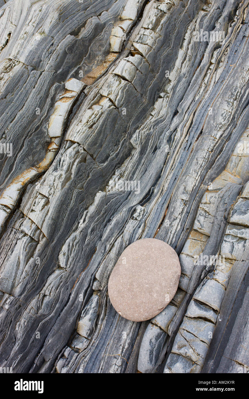 Gesteinsschichten und Kieselstein in den Klippen am Bude, North Cornwall Stockfoto