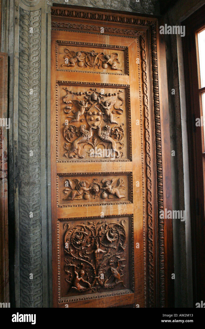 Alte Holztür mit kunstvollen Schnitzereien der Renaissance im Vatikan Stadt Museum, Rom Italien Europa Stockfoto