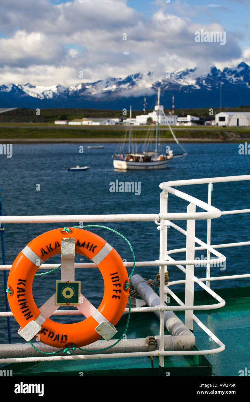Der Hafen von Ushuaia gesehen vom Deck der Akademik Ioffe Kreuzfahrtschiff, Argentinien Stockfoto