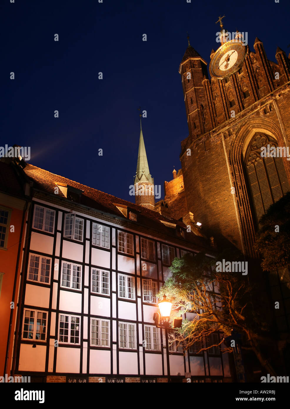 Beleuchtete gotische Türme und die Uhr der Marienkirche in Danzig Stockfoto