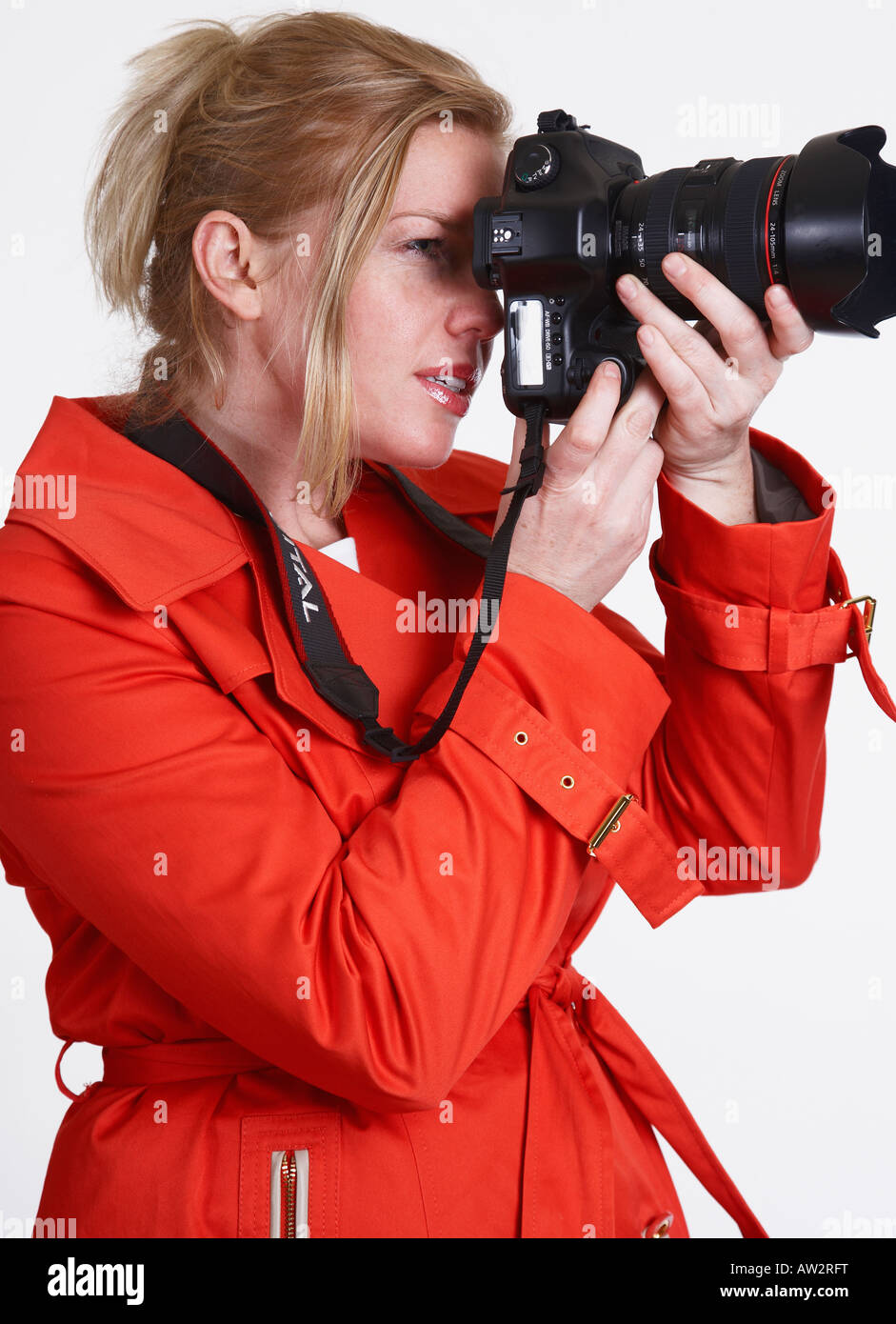 Frau Fotografen nehmen Foto mit Profikamera Stockfoto