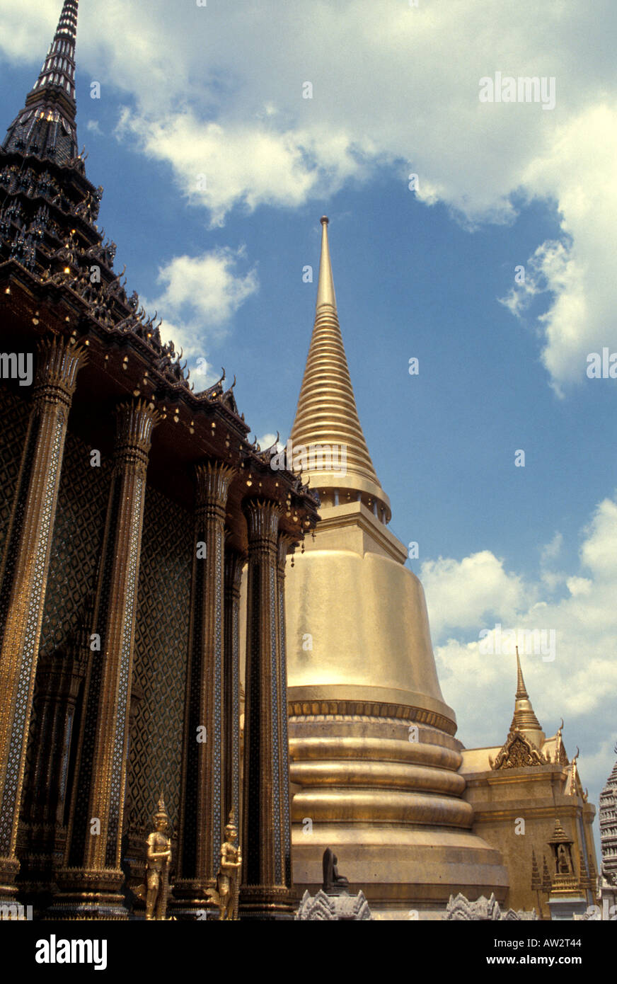 Thailand Bangkok Wat Pra Keo Kaeo Tempel des Smaragd Buddha vergoldeten Pagode des Chedi Pra Si Ratana Stockfoto