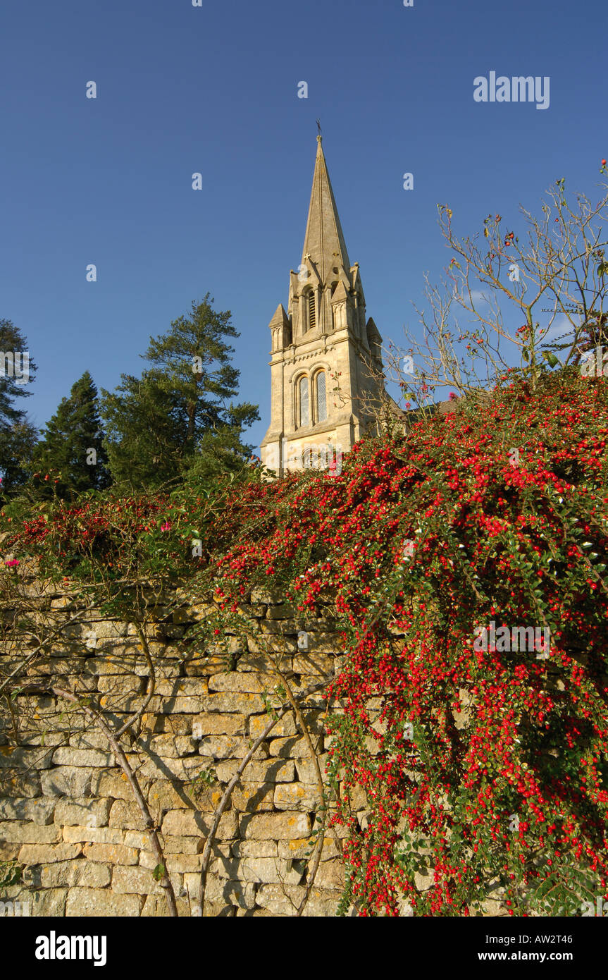 zündeten Arboretum in der Nähe von Moreton in den Sumpf der Cotswolds, fotografiert im Herbst Kirche zündeten Dorf Stockfoto