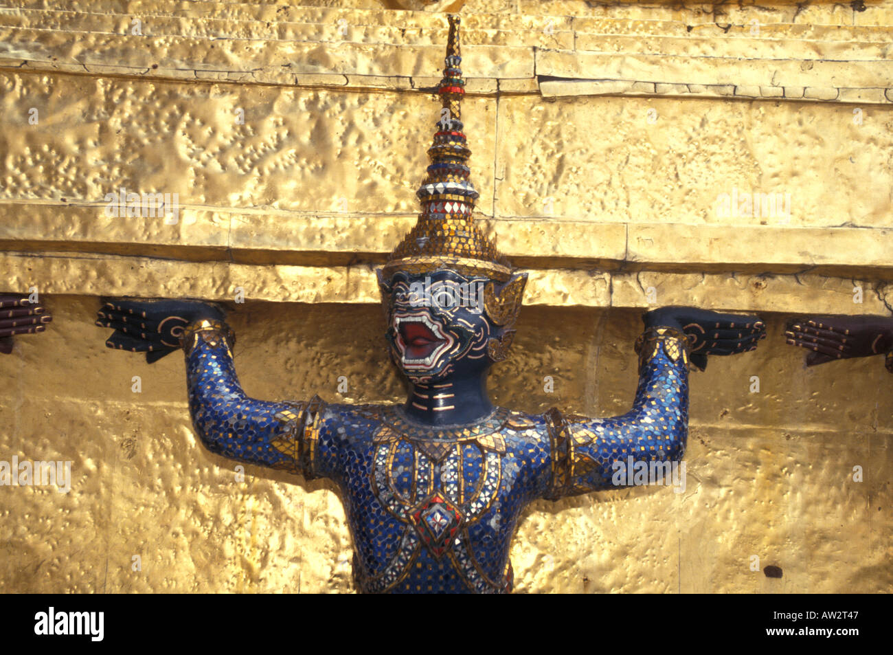 Thailand Bangkok Wat Pra Keo Kaeo Tempel der Emerald Buddha Wache halten goldene Chedi Stockfoto