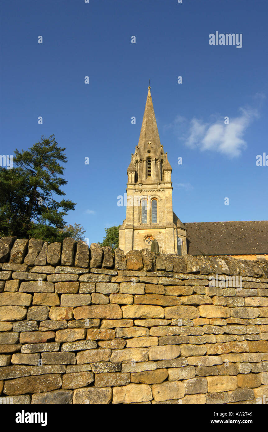 zündeten Arboretum in der Nähe von Moreton in den Sumpf der Cotswolds, fotografiert im Herbst Kirche zündeten Dorf Stockfoto