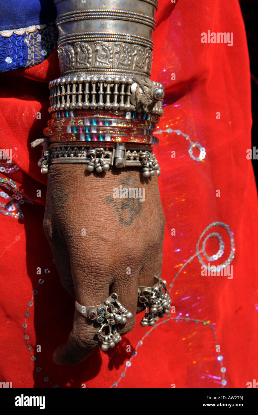 Porträt einer Rajasthani-Frau trägt traditionelle Kopfbedeckung und Schmuck. Stockfoto