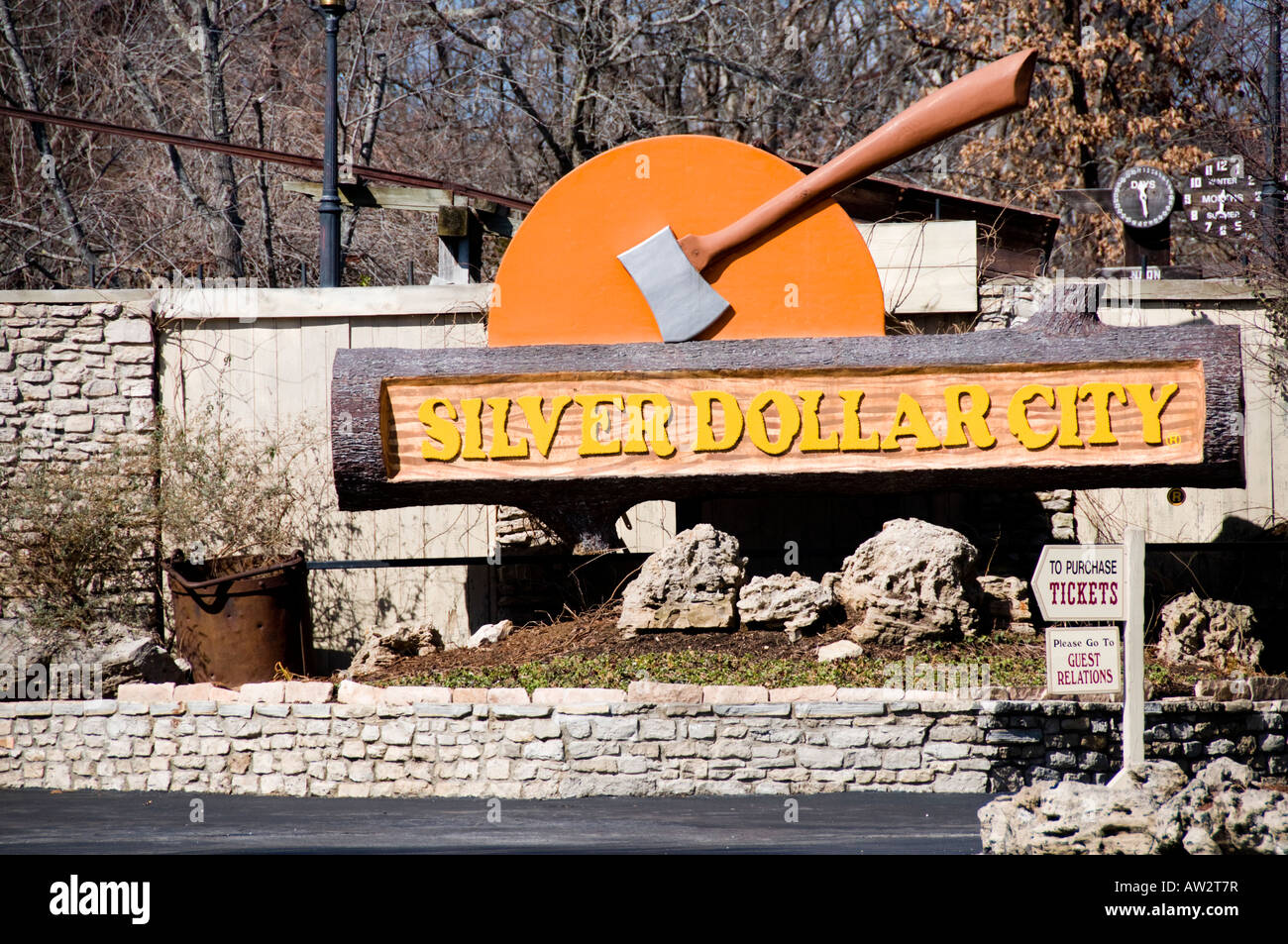 Der Eingang und das Schild zur Silver Dollar City, einem Freizeitpark in der Nähe von Branson, Missouri, USA. Stockfoto