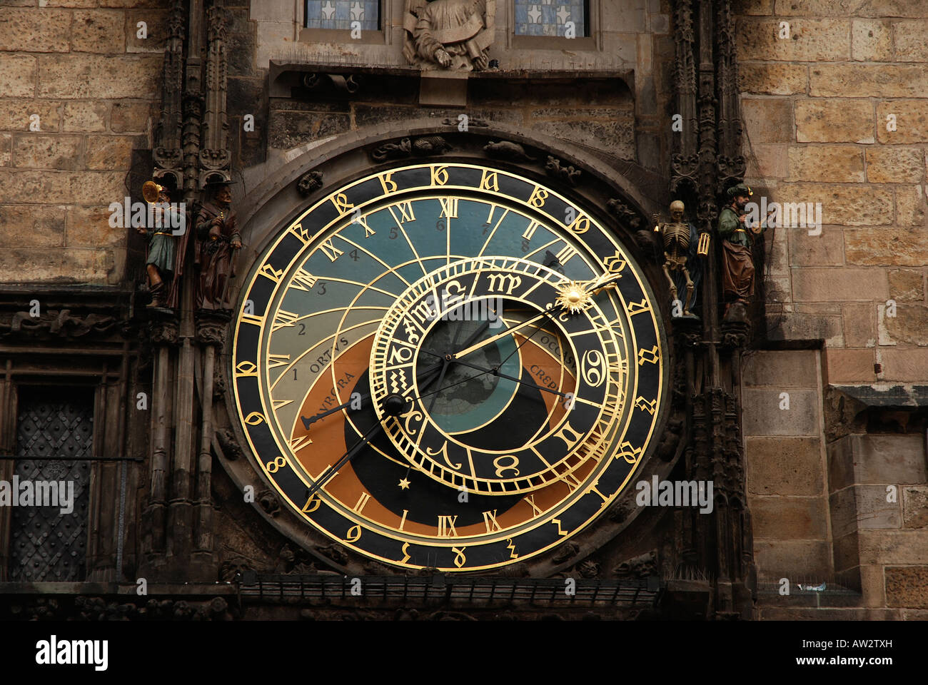Detail der eleganten 15. Jahrhundert astronomischen Uhr am Prager Rathaus. Stockfoto