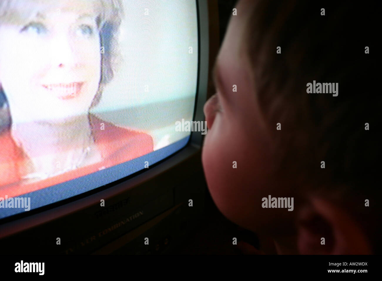 vier Jahre altes Kind beobachten TV Closeup am heimischen Fernseher Wunder Stockfoto