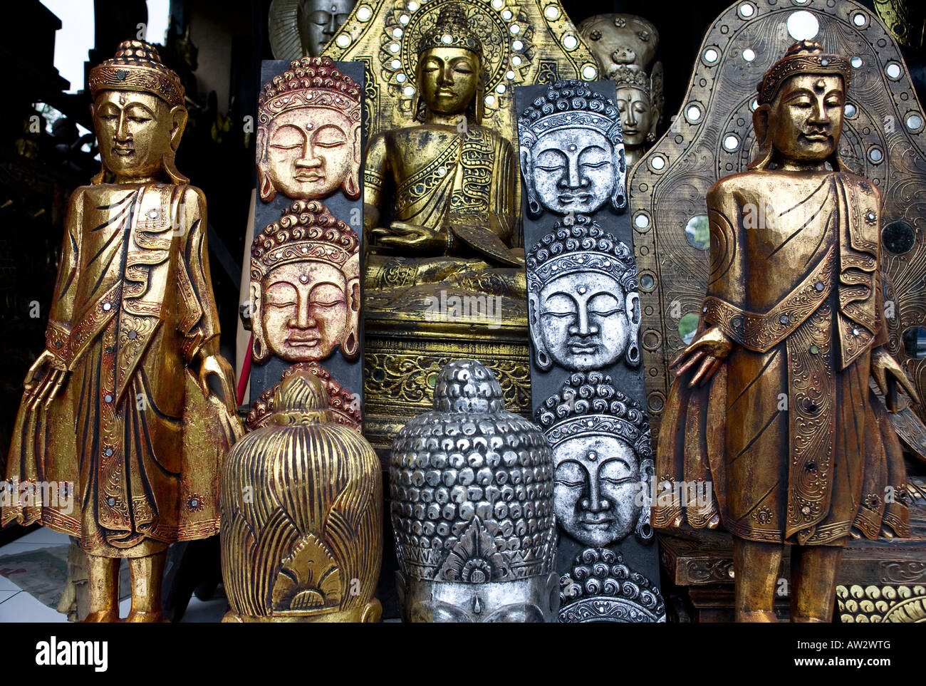 Silber und Gold Buddha Statuen Ubud Bali Indonesien Stockfoto