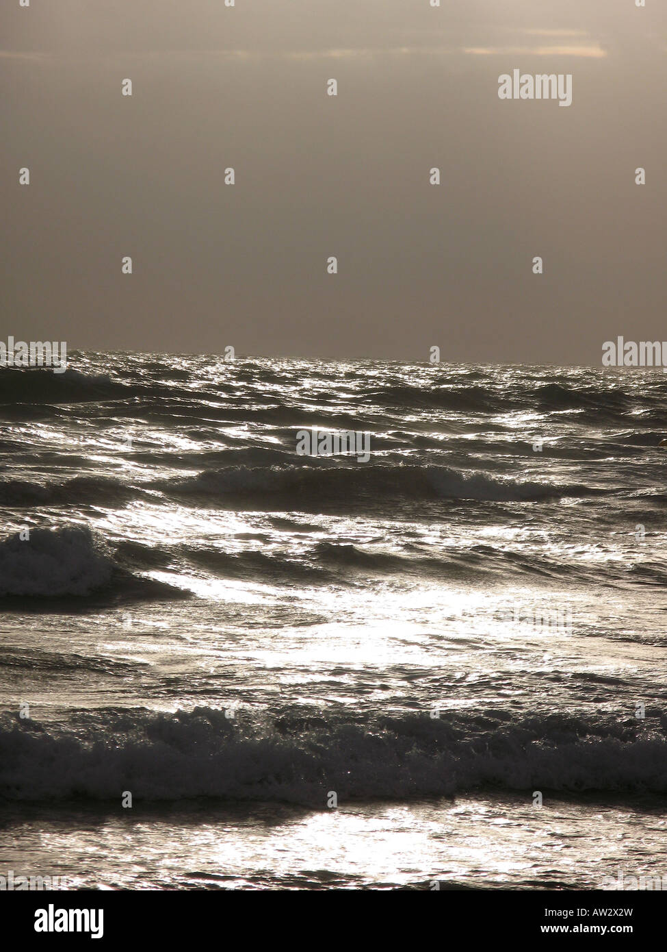 Dramatische Wellen Rollen Sea Scape launische Wetter Normandie Frankreich Stockfoto