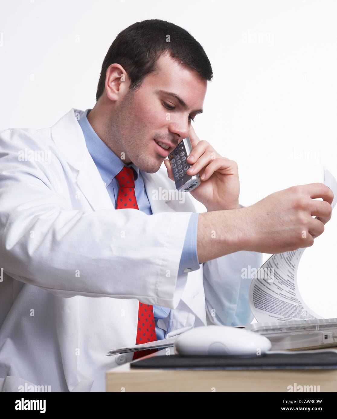Doktor der Medizin durch Diagramm auf das drahtlose Telefon suchen geduldige Beratung und Behandlung Stockfoto