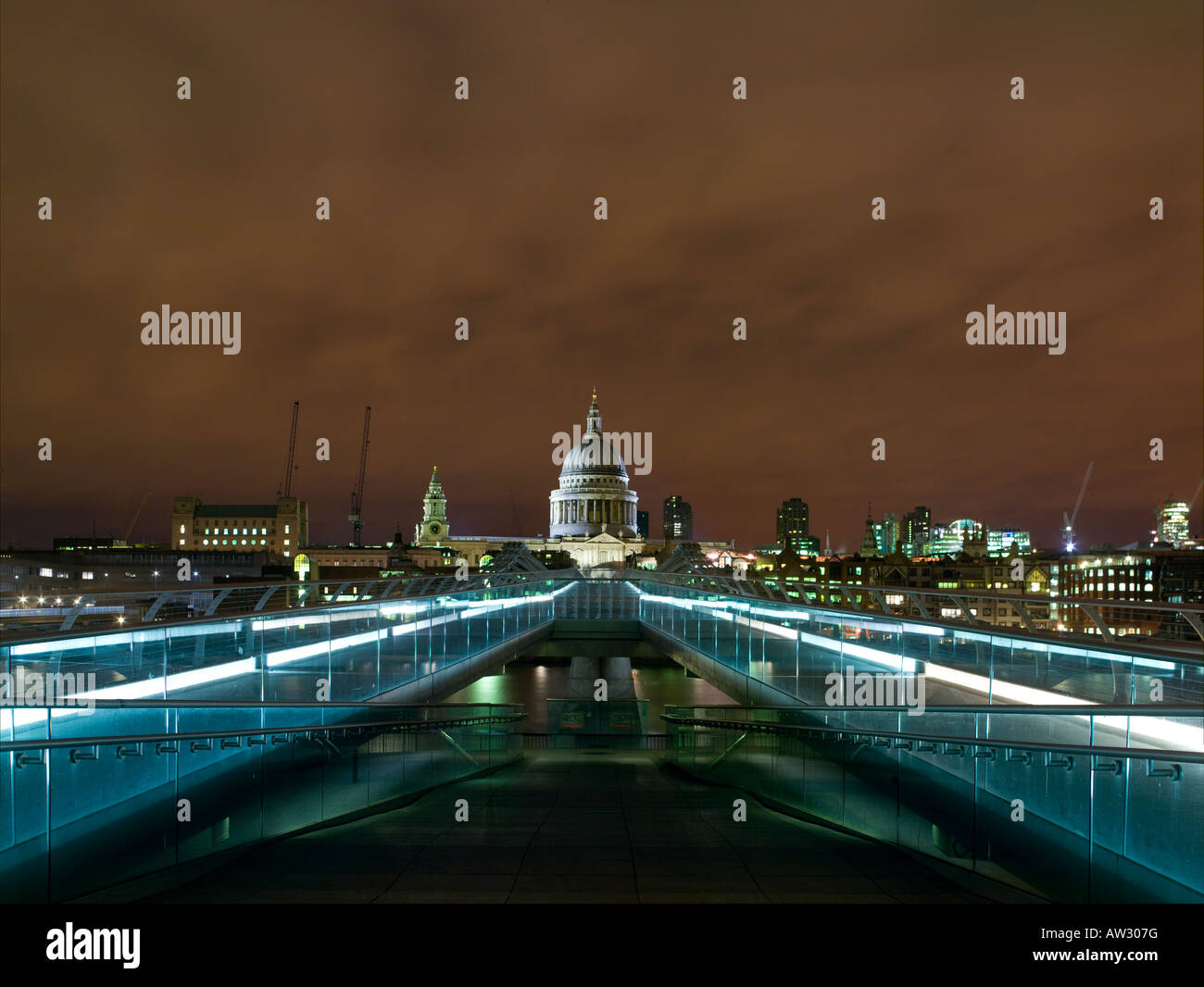 Die Millennium Bridge, London und St. Pauls Kathedrale, in der Nacht Stockfoto