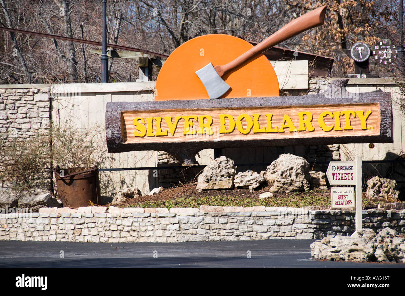Der Eingang und das Schild zur Silver Dollar City, einem Freizeitpark in der Nähe von Branson, Missouri, USA. Stockfoto