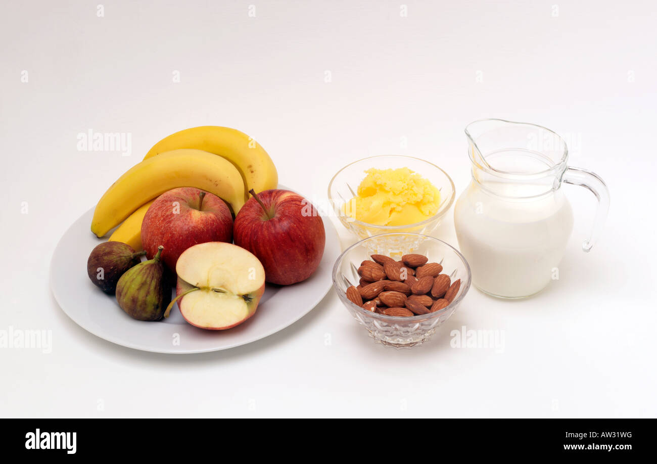 Sattva Lebensmittel Mandeln Milch Ghee Feigen Äpfel und Bananen Stockfoto