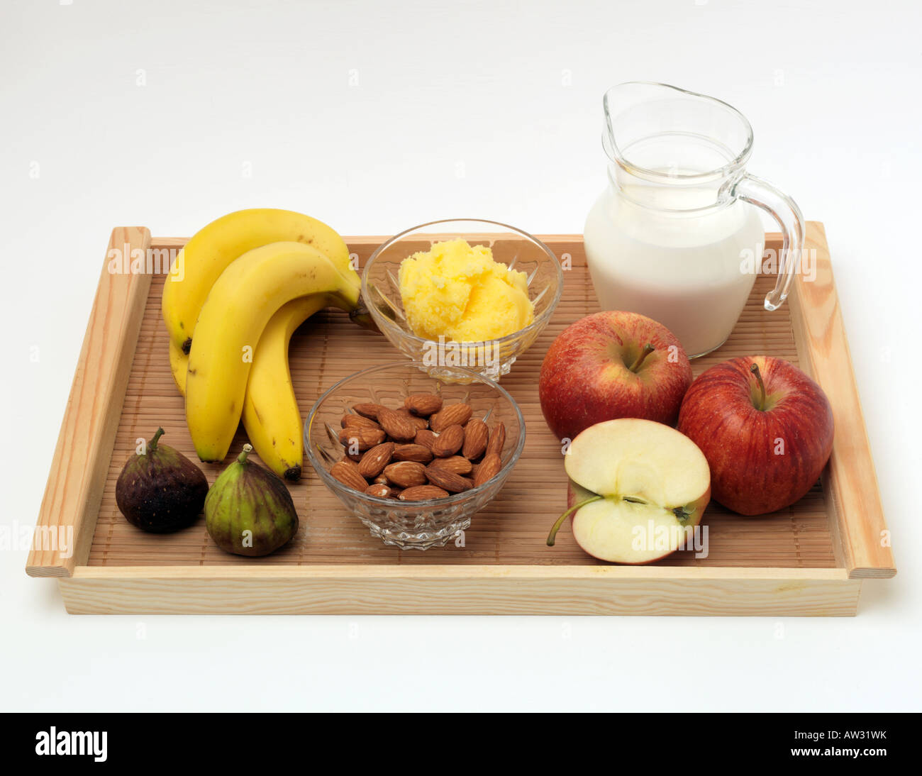 Sattva Lebensmittel Mandeln Milch Ghee Feigen Äpfel und Bananen Stockfoto