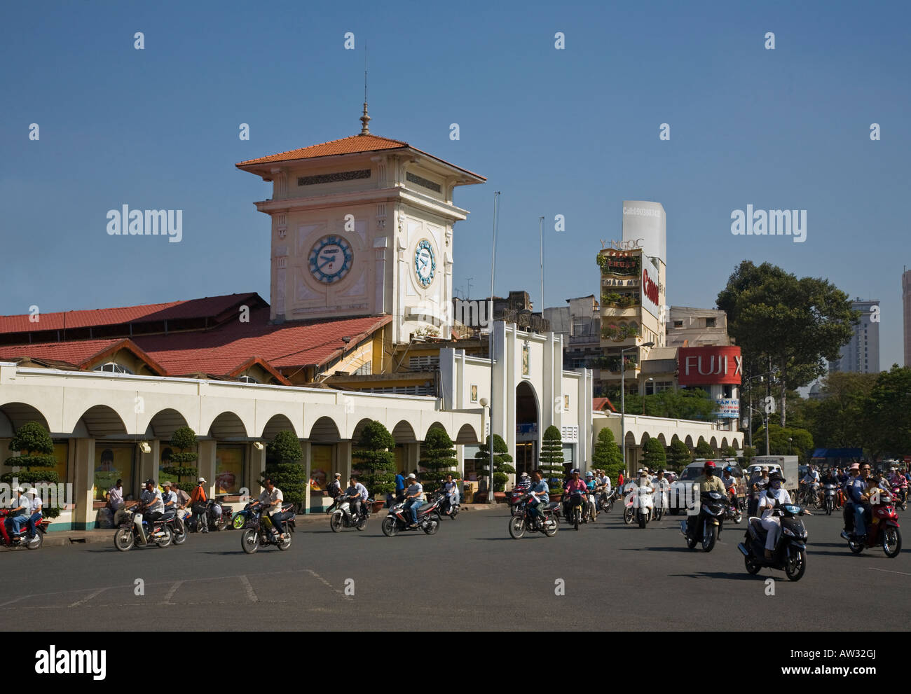 Motorradfahrer, navigieren Sie zum Kreisverkehr außerhalb der BEN THANH Markt HO CHI MINH Stadt SAIGON VIETNAM Stockfoto