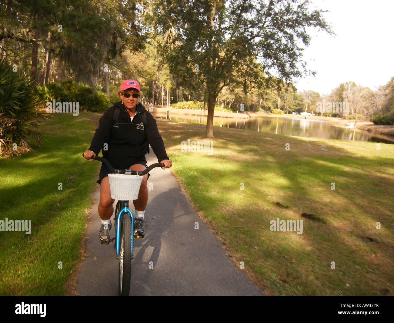 AJD59658, Frau Radfahren auf Erholung Weg, Hilton Head Island, niedrige Land, South Carolina, SC Stockfoto