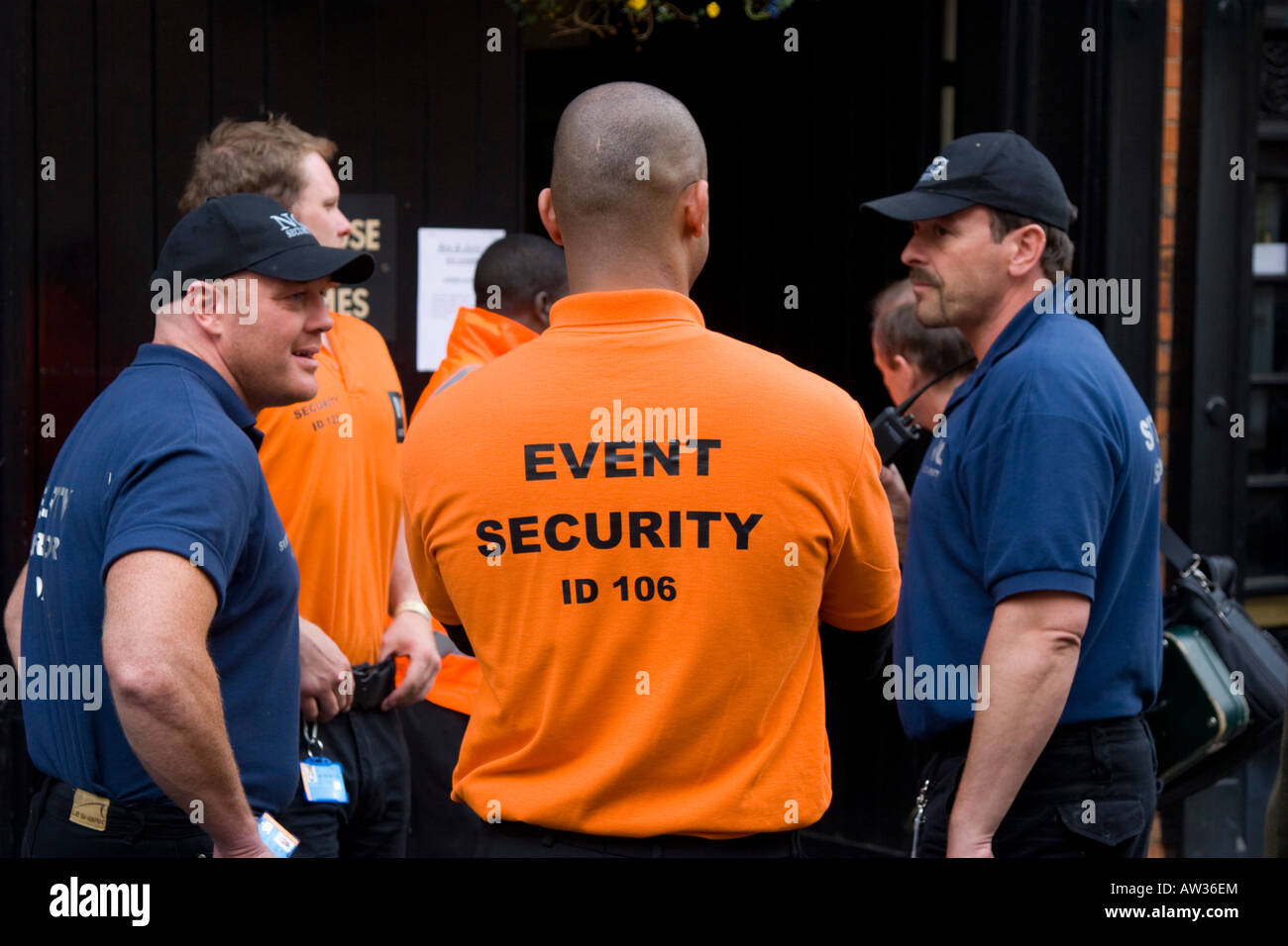 Event Security Guard und Mitarbeiter bei einer Outdoor-Veranstaltung in Wiltshire Stockfoto