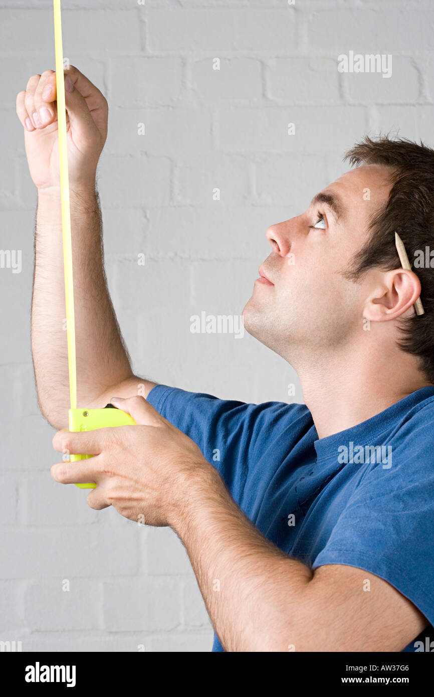 Mann mit einem Maßband Stockfoto