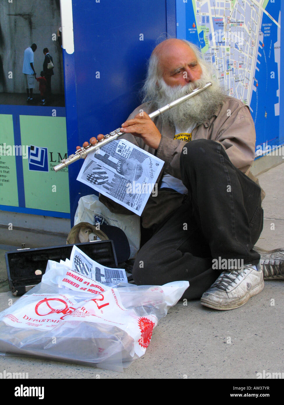 Obdachloser spielt Querflöte an der Baustelle von Ground Zero, USA, USA, New York (Bundesstaat) Stockfoto