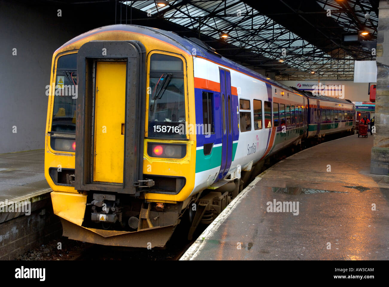 Klasse 158 158 716 am Inverness Bahnhof warten darauf, mit den 12 Abfahrt 17 bis Invergordon 6-12-07 Stockfoto