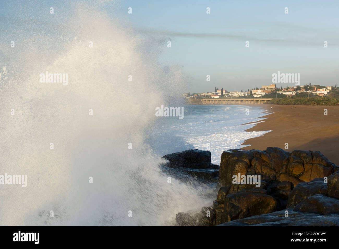 Welle, die an den Felsen am Meeresufer brechen Stockfoto