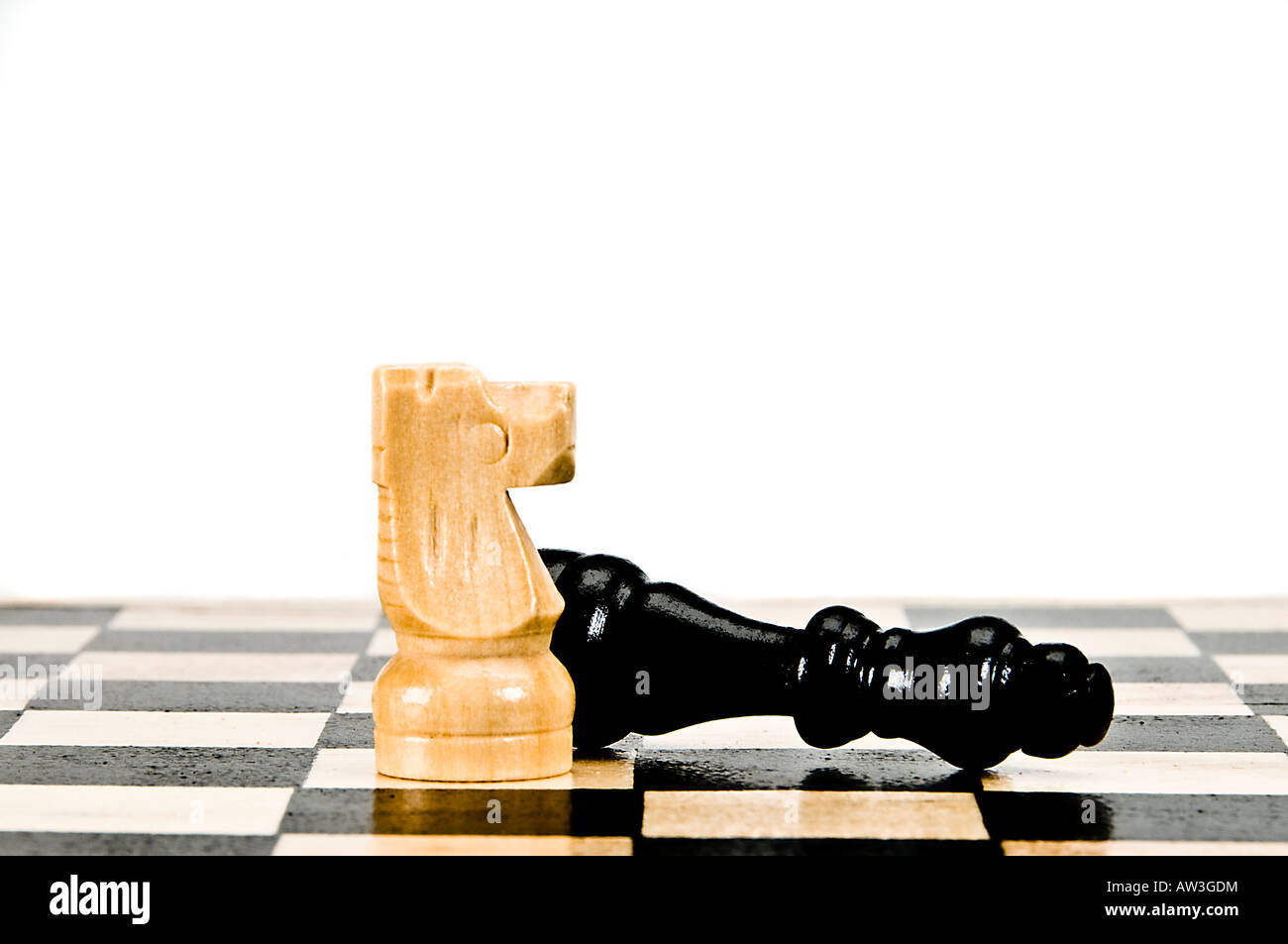 Eine Studioaufnahme von einem Schachbrett.  Die schwarze Seite wurde Niederlage durch den Ritter und stürzte ist, um diese zu zeigen. Stockfoto