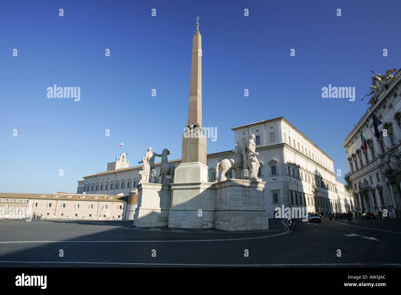 Der Palazzo del Quirinale Statue der Dioskuren, Castor und Pollux, eine berühmte touristische Attraktion zentrale Rom Italien Europa EU Stockfoto