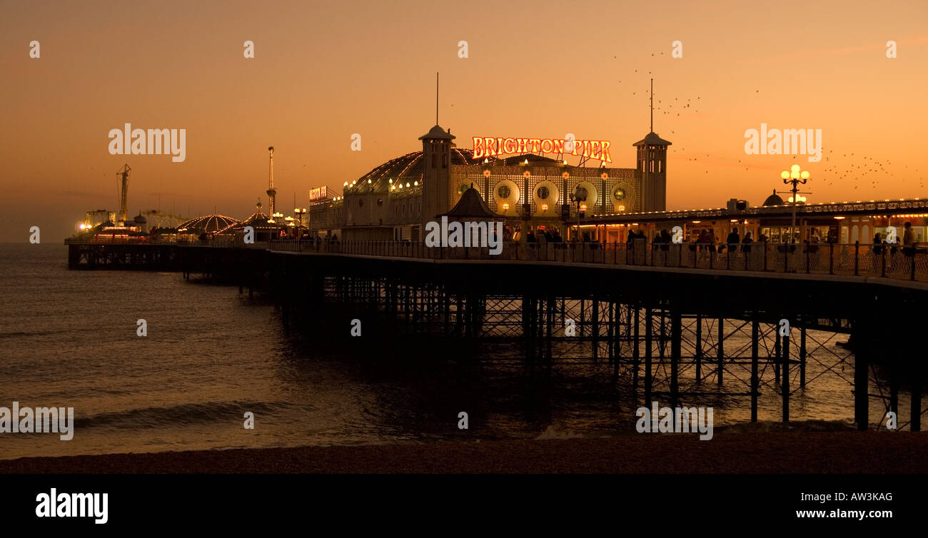 Pier von Brighton in England bei Sonnenuntergang. Stockfoto