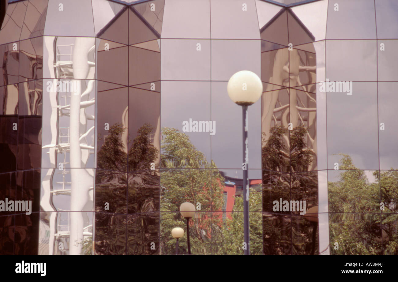 Reflexion in den getönten Fenstern "Quay West Building", "Trafford Park", Salford Quays, Greater Manchester, England, UK. Stockfoto