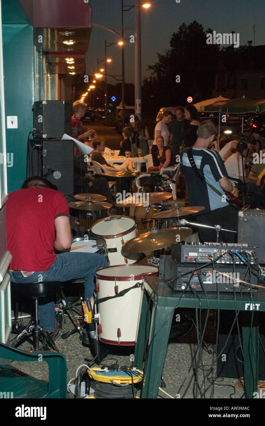 Rock-Band in der Nacht vor Café Hesdin Pas De Calais Teil der nationalen Fete De La Musique-Veranstaltung durchführen Stockfoto