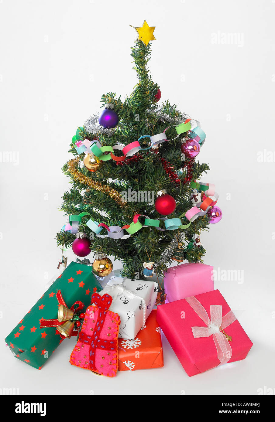 Miniatur-Weihnachtsbaum und Geschenke Stockfotografie - Alamy