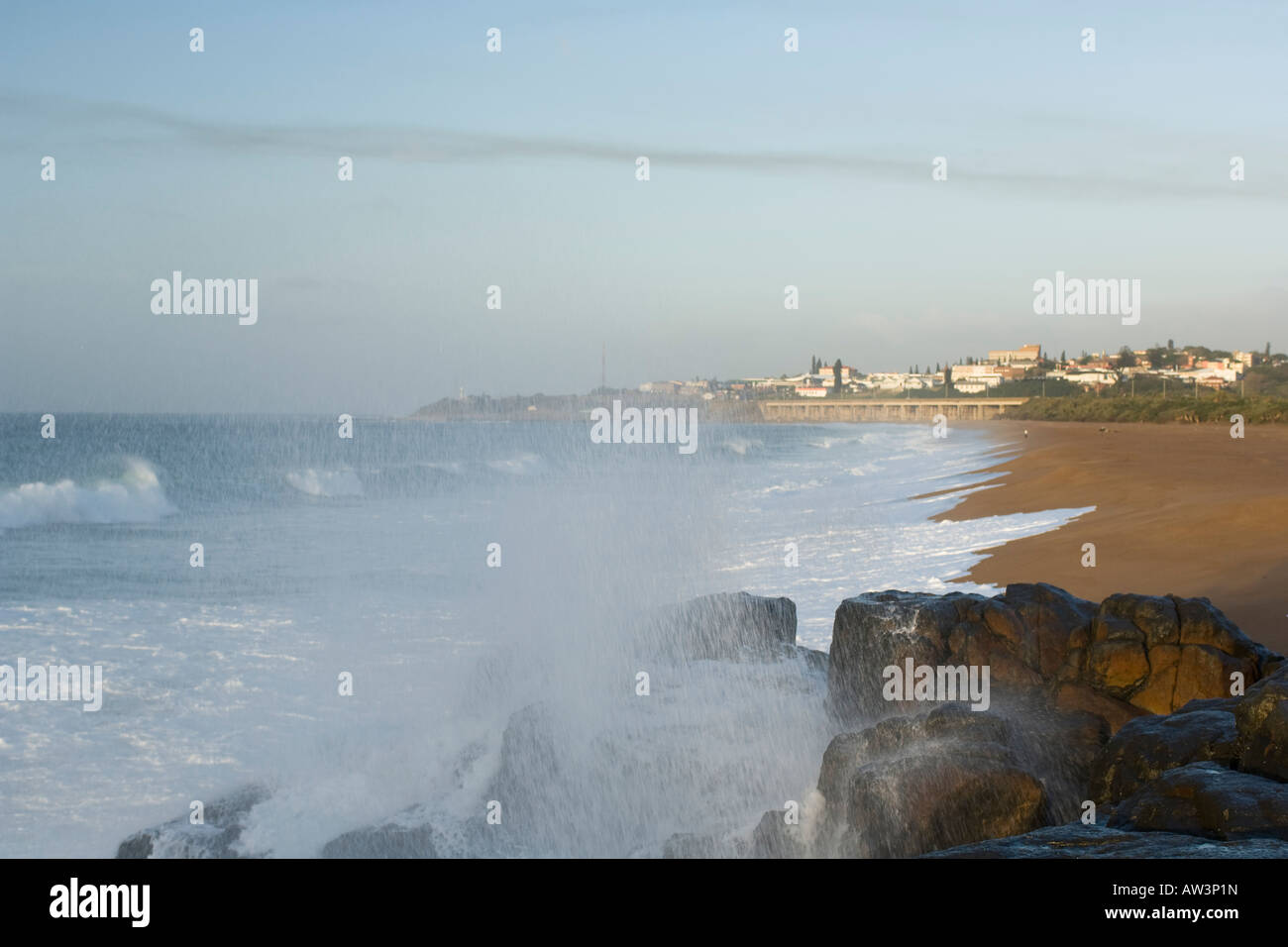 Welle, die an den Felsen am Meeresufer brechen Stockfoto