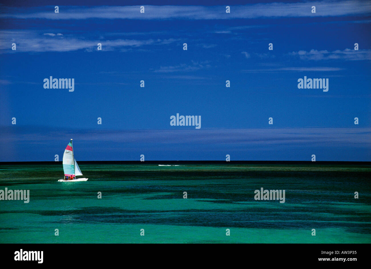 Einen Katamaran Segeln vor der Küste von Kuba Stockfoto