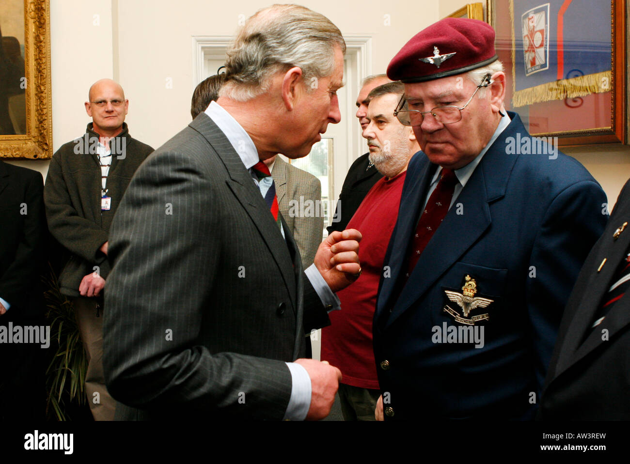 Prinz Charles spricht während eines Besuchs in Combat Stress, die Veteranen Tierschutz Verein mit Sitz in Leatherhead, ein Veteran. Stockfoto