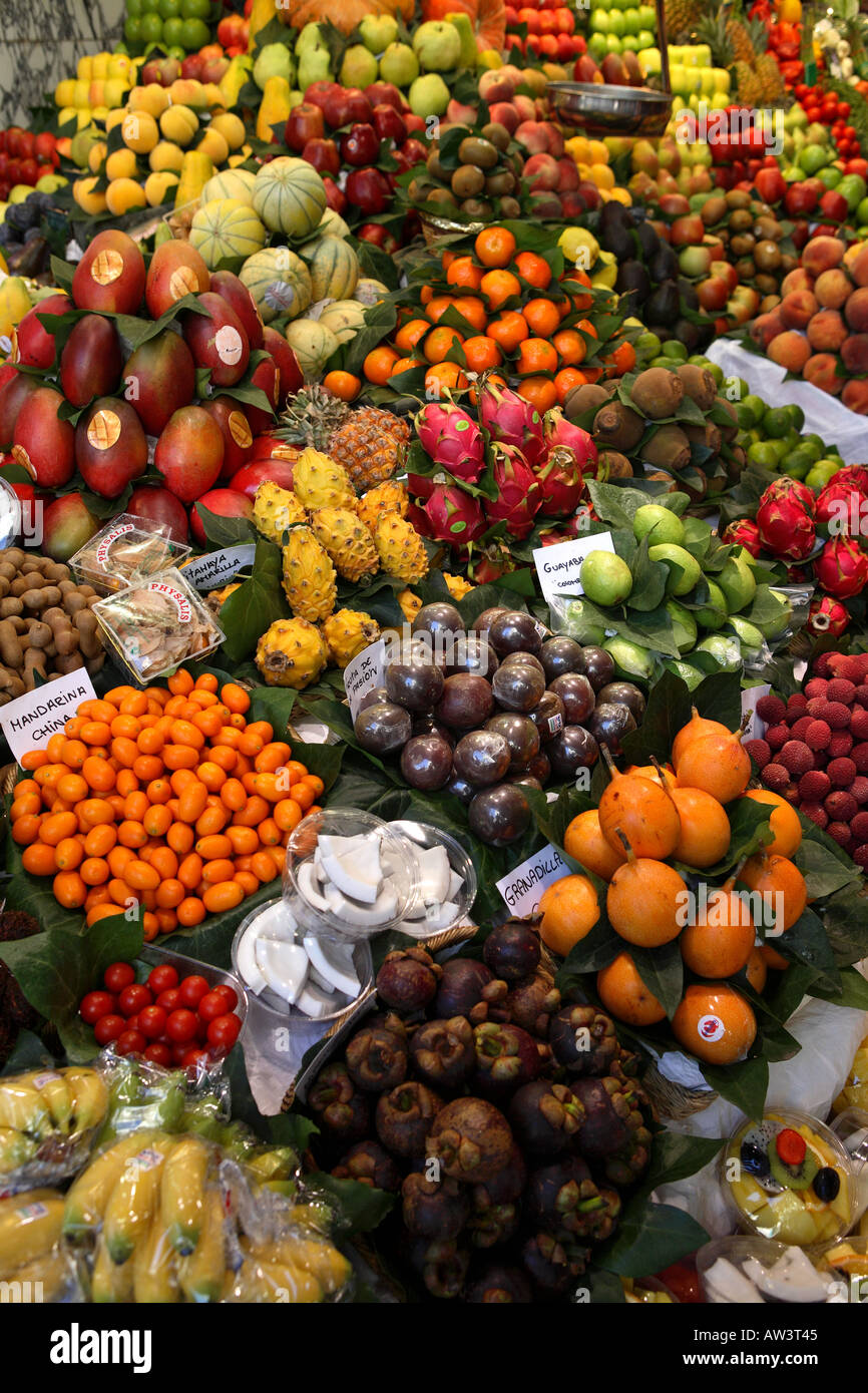 Tropischen und mediterranen Frucht an Frucht stall in der Boqueria-Markt, Barcelona Stockfoto