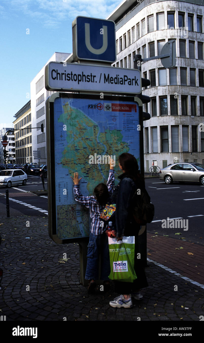 Personen an einer Straße planen Christoph Straße / Media Park U-Bahn in Köln, Nordrhein-Westfalen, Deutschland. Stockfoto
