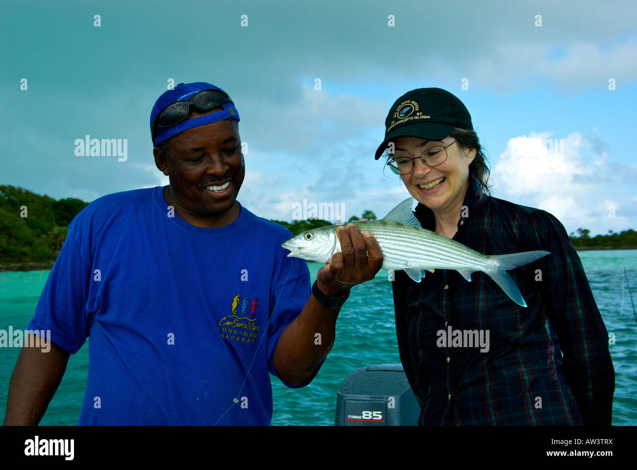 Bonefish gefangen Sportfischen auf Long Island Bahamas Stockfoto