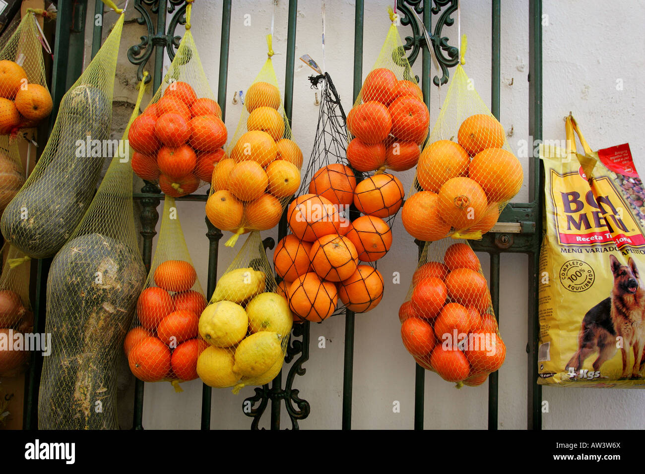 Obst und Gemüse zum Verkauf in Tarifa Spanien Stockfoto