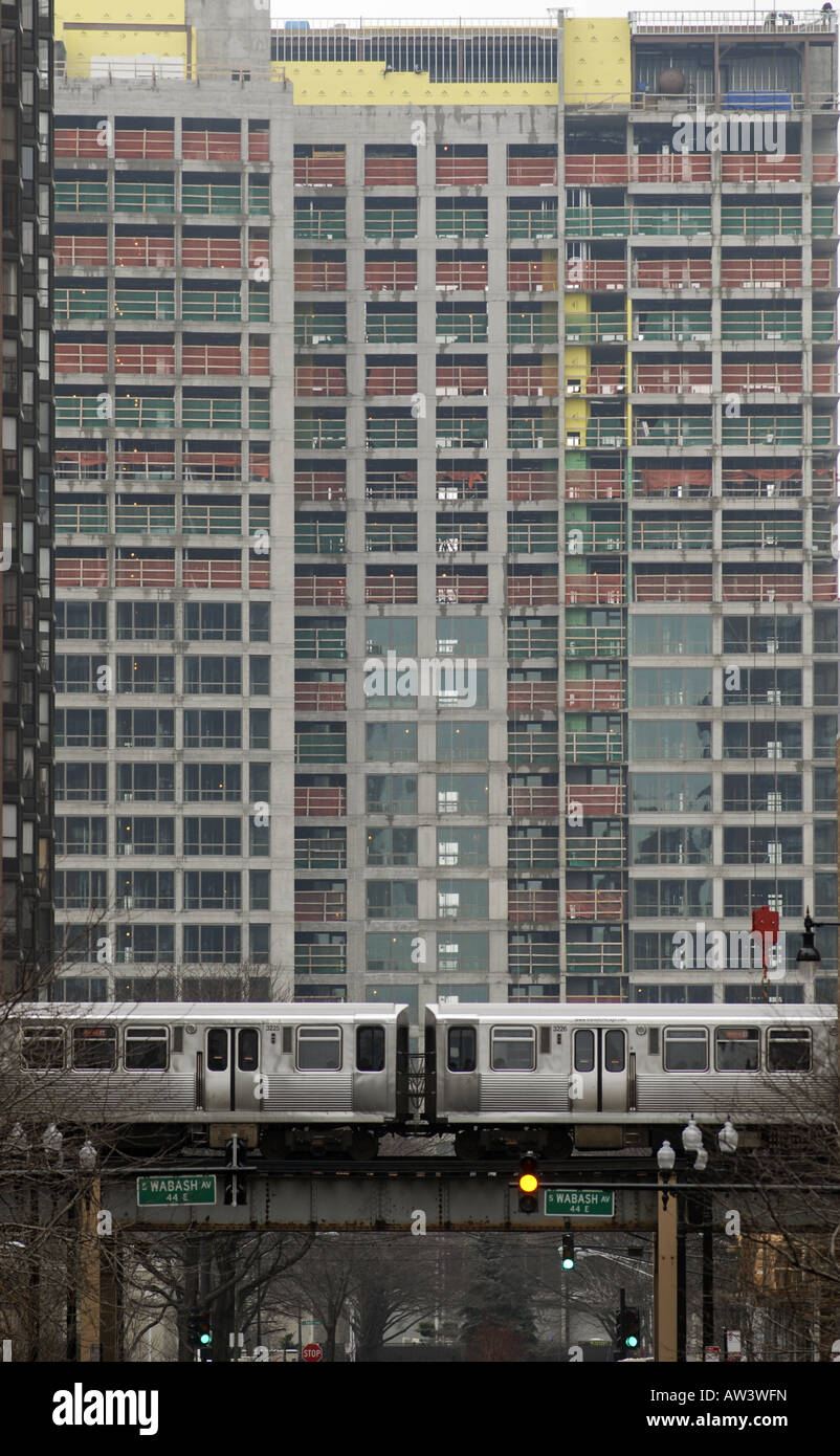 Eine Hochbahn CTA weitergibt Chicagos Südseite ein Gebäudes im Bau. Stockfoto