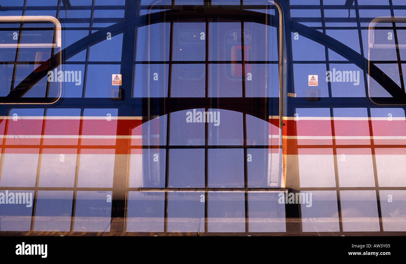 Doppelbelichtung Bild: Eisenbahnwagen überlagert mit Lichtbögen Fensterscheiben der Waterloo Station, London, England Stockfoto