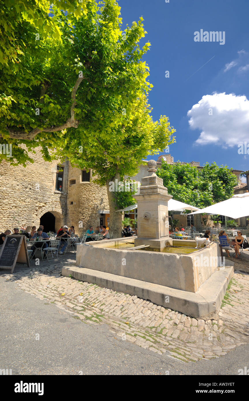 Gordes platzieren Publique Fontaine Provence Frankreich Brunnen öffentlichen Tisch Restaurant Diner Mittagessen Dorf historischen Historique Künstler Stockfoto