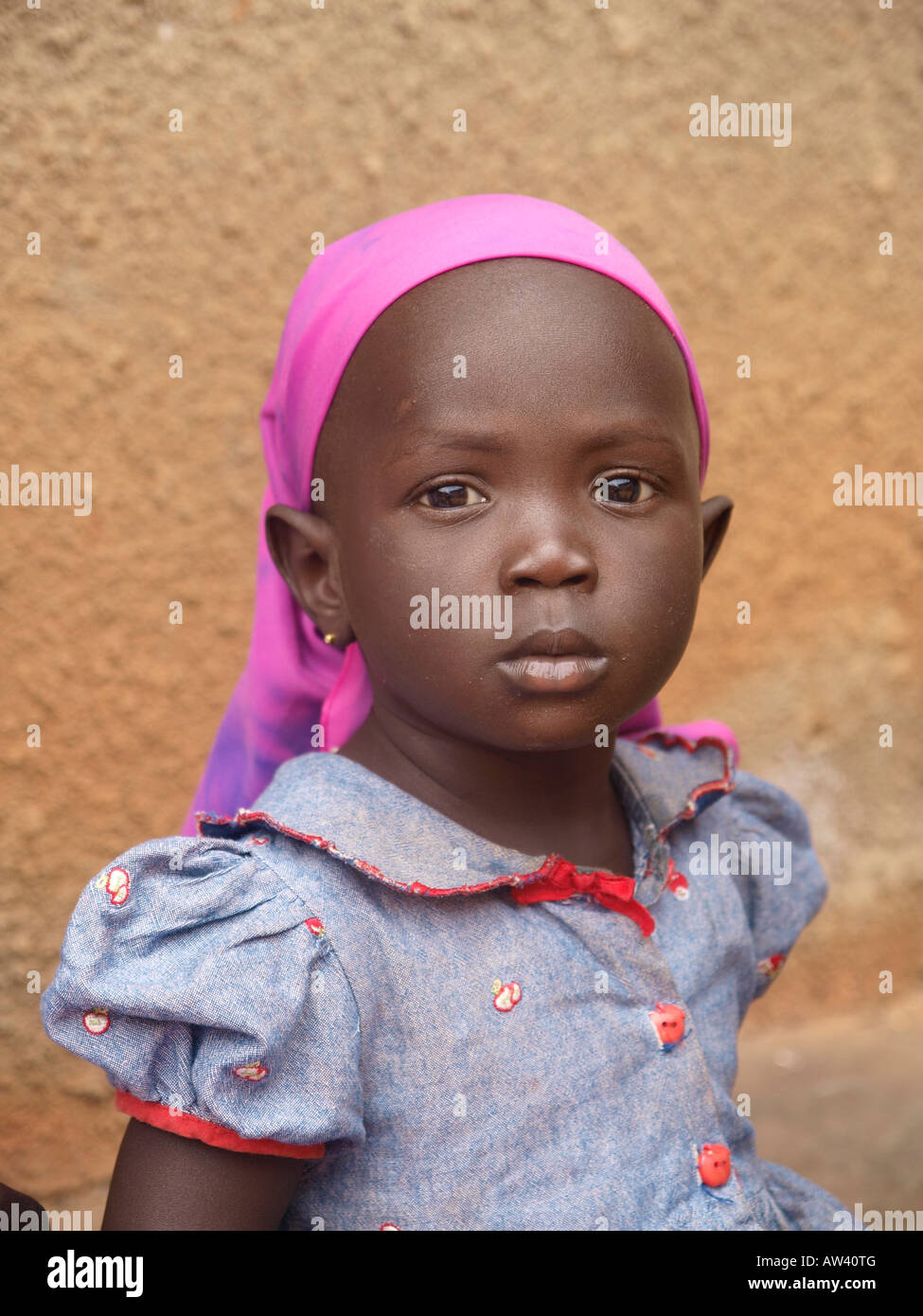 Eine sudanesische Flüchtling Mädchen lebt in Uganda. Stockfoto